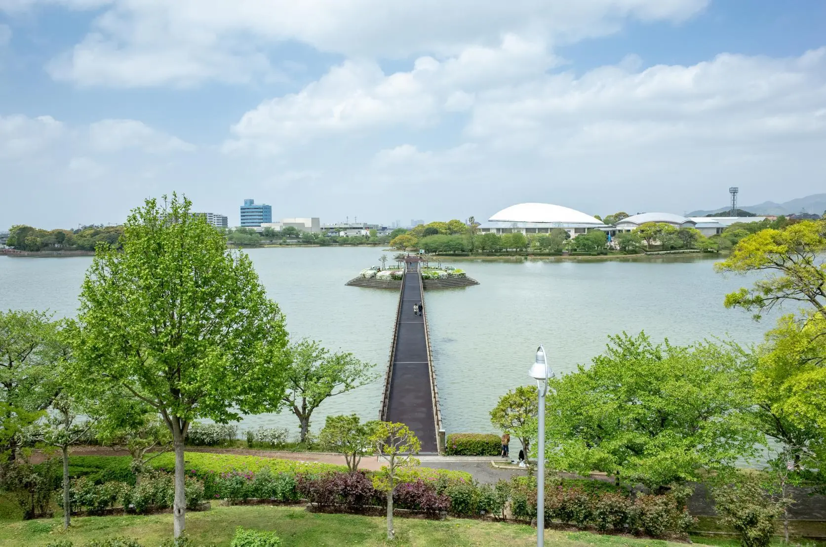 Jembatan Mizudoribashi dan Kasuya Dome di Taman Kayoicho, Fukuoka