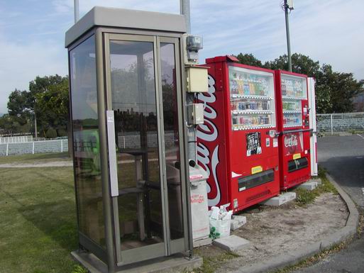 踏切近くの駐車場にある公衆電話