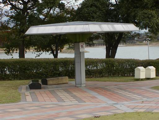 屋根のあるベンチがあるので、疲れた時の休憩場所としても最適