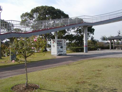 展望公園内（風車に登るスロープの下）の自動販売機